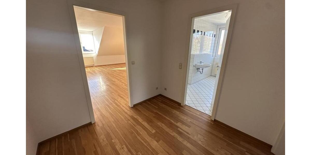 Sehr helle 2 Raum-Whg. mit Ausblick über die Stadt und Garage und *Bungalow auf dem Grundstück - Dachgeschoßwohnung Gera Ostviertel | Angebot:26334867