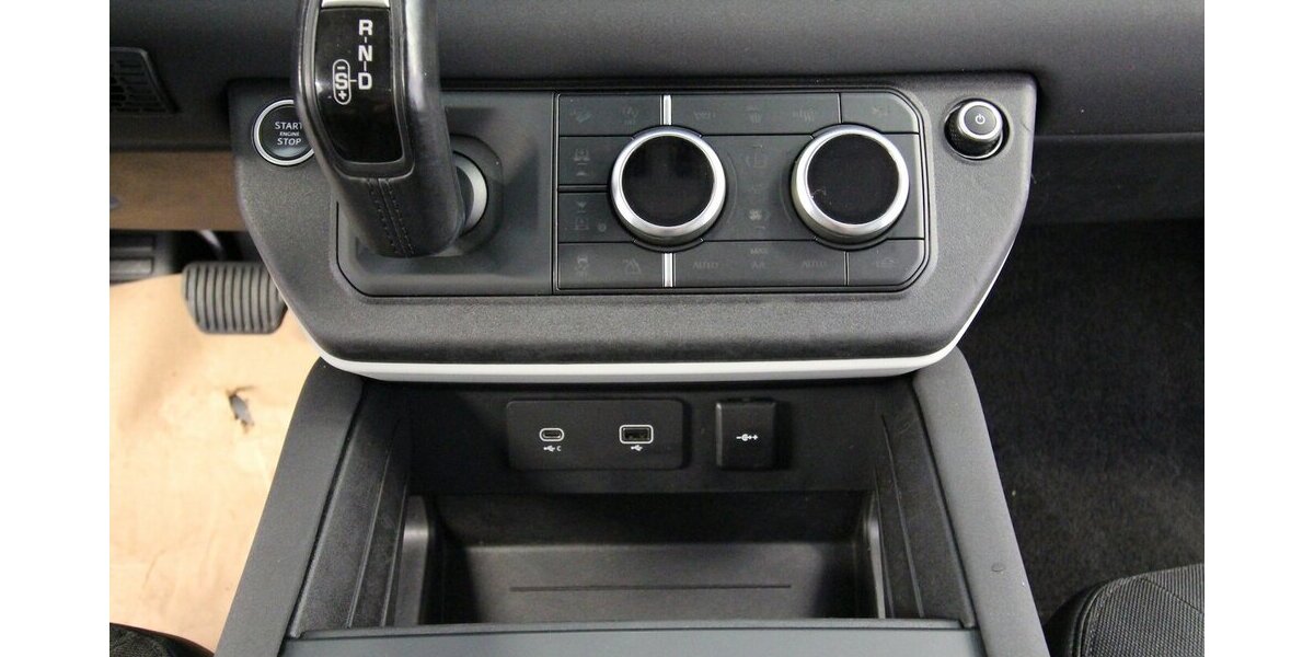 Land Rover Defender D240 2.0 SE AWD LED+AHK+PANO+MEMORY+ACC 72.263 km 43.911 &euro; Hagenow 19230