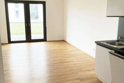Helle 2-Zimmer-Wohnung mit Terrasse, moderne Neubau-Ausstattung mit Echtholzparkett + Einbauküche