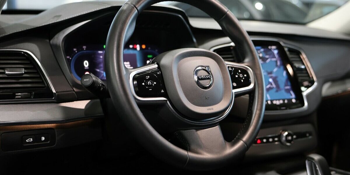 Volvo XC90 PLUS-BRIGHT RECHARGE AWD P-HEV T8 7-SITZER 79.000 km 48.888 &euro; Hamm 59077