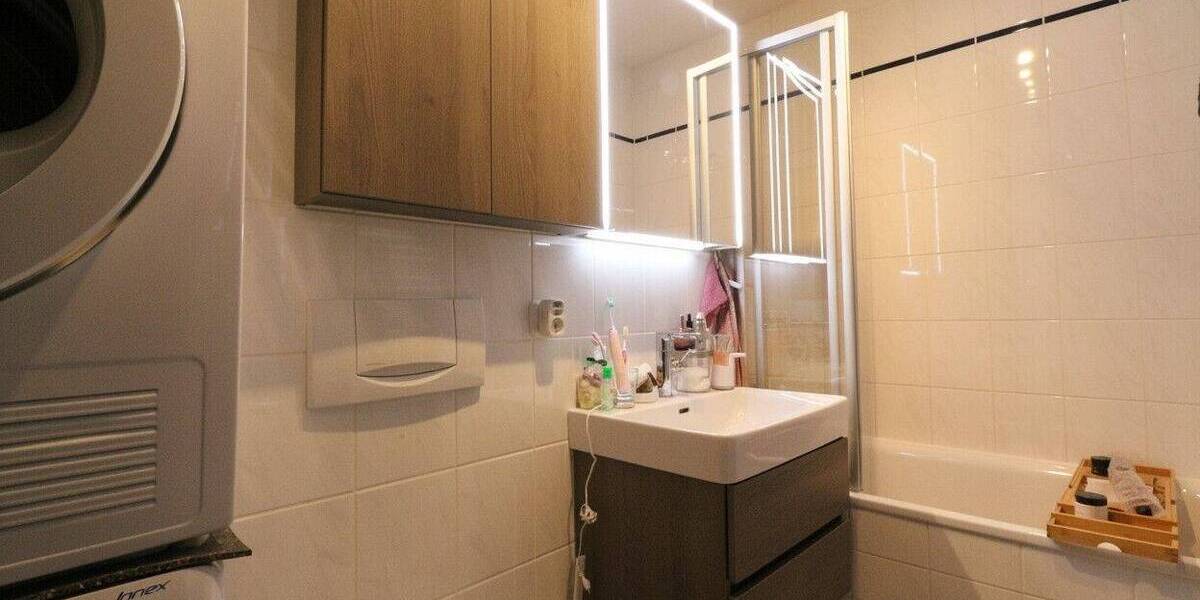 Wohnen mit Wohlfühlfaktor - Solide vermietete, helle 4-Zimmer-Wohnung mit Loggia und zwei Bädern 4 zimmer