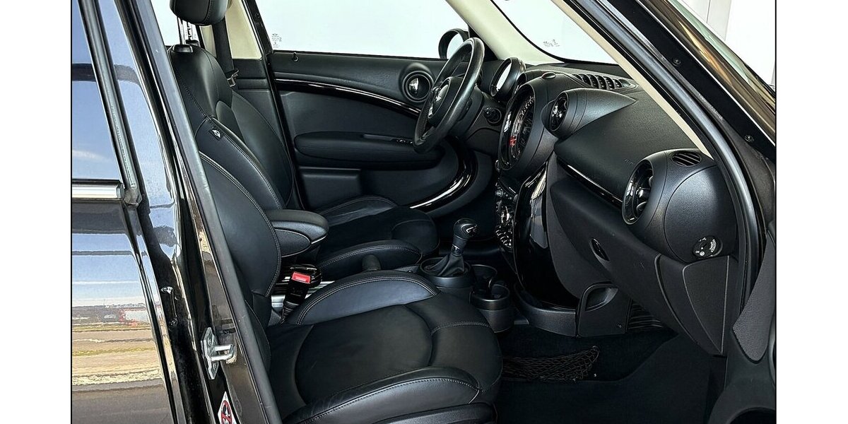 Mini Cooper Countryman Aut. Bi-Xenon Temp. Ambiente 116.000 km 9.999 &euro; Stade 21682