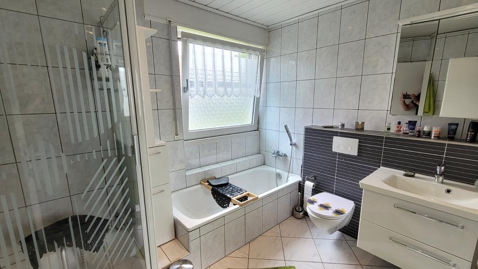 Zweifamilienhaus in Selm 183 qm OG vermietet EG frei 889 qm insg.