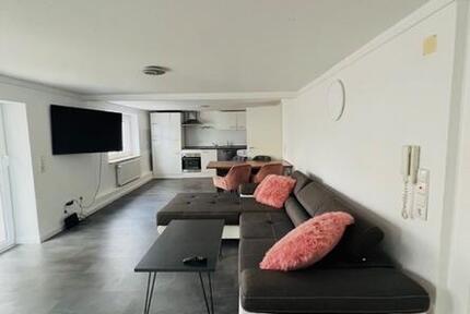 Helle 2,5 Zimmer WHG mit Terasse und EBK - vollmöbiliert