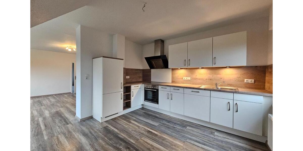 Separater Eingang: Modernisierte und renovierte Obergeschosswohnung im Grünen im OT Böen: 4 ZKB, EBK! Carport! 4 zimmer