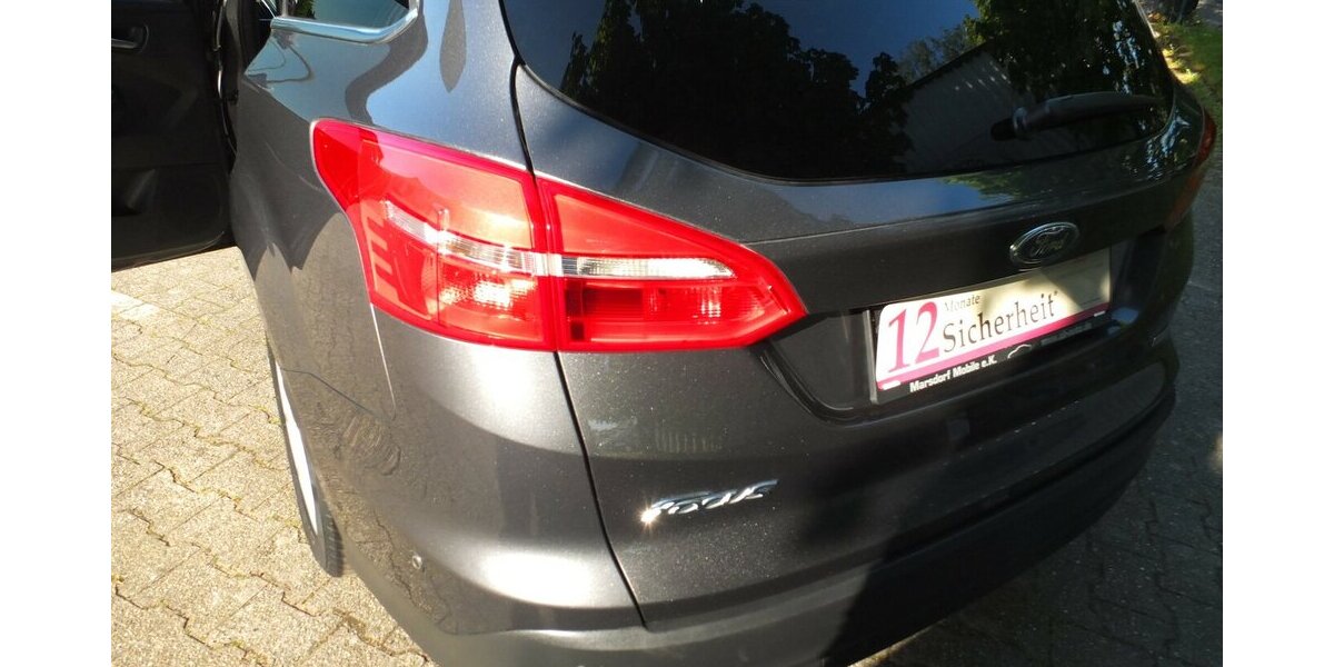 Ford Focus TITANIUM WM26: NAVI KLIMAAUTOM EINPARKHILFE 134.288 km 6.998 &euro; Köln 50858