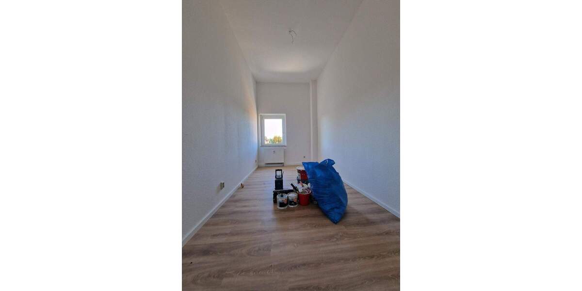 großzügige, helle 2-Zimmerwohnung nach Teilsanierung zu vermieten. 2 zimmer