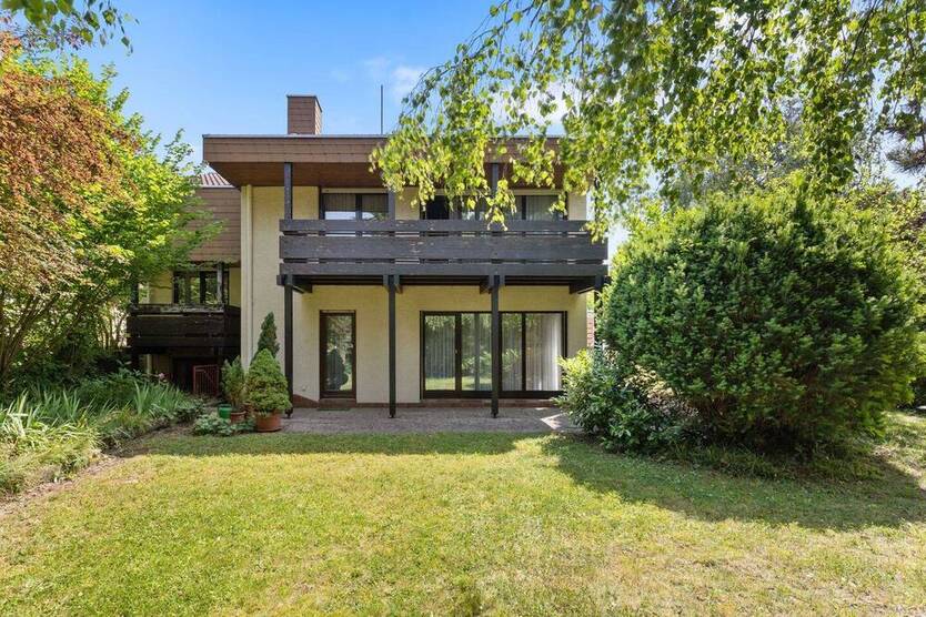 Einfamilienhaus mit Split-Level Grundriss, großem Garten und großem Hof