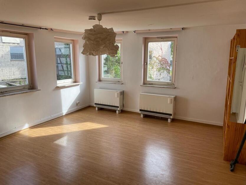 Zum Verkauf: renovierungsbedürftiges Mehrfamilienhaus in Unterjes zimmer