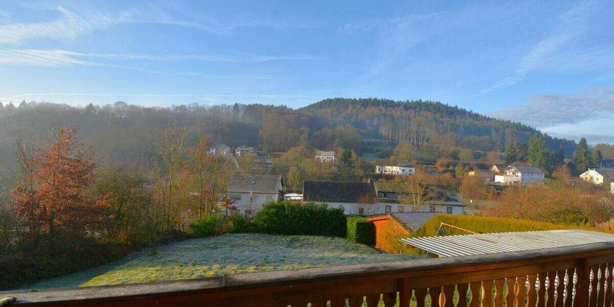 Ruhig gelegenes Wohnhaus mit Balkon, Terrasse, Garage, Carport und Aussicht in Gerolstein-Müllenborn 5 zimmer