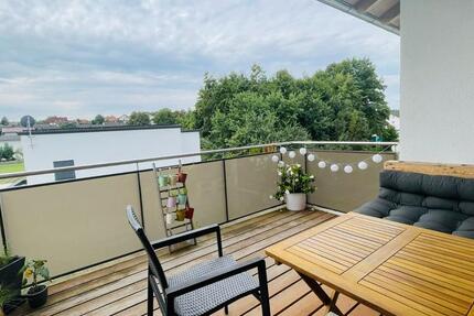 Helle 3-Zimmer Dachgeschosswohnung mit 2 Balkonen und 2 Tiefgaragenstellplätzen in Abensberg! zimmer