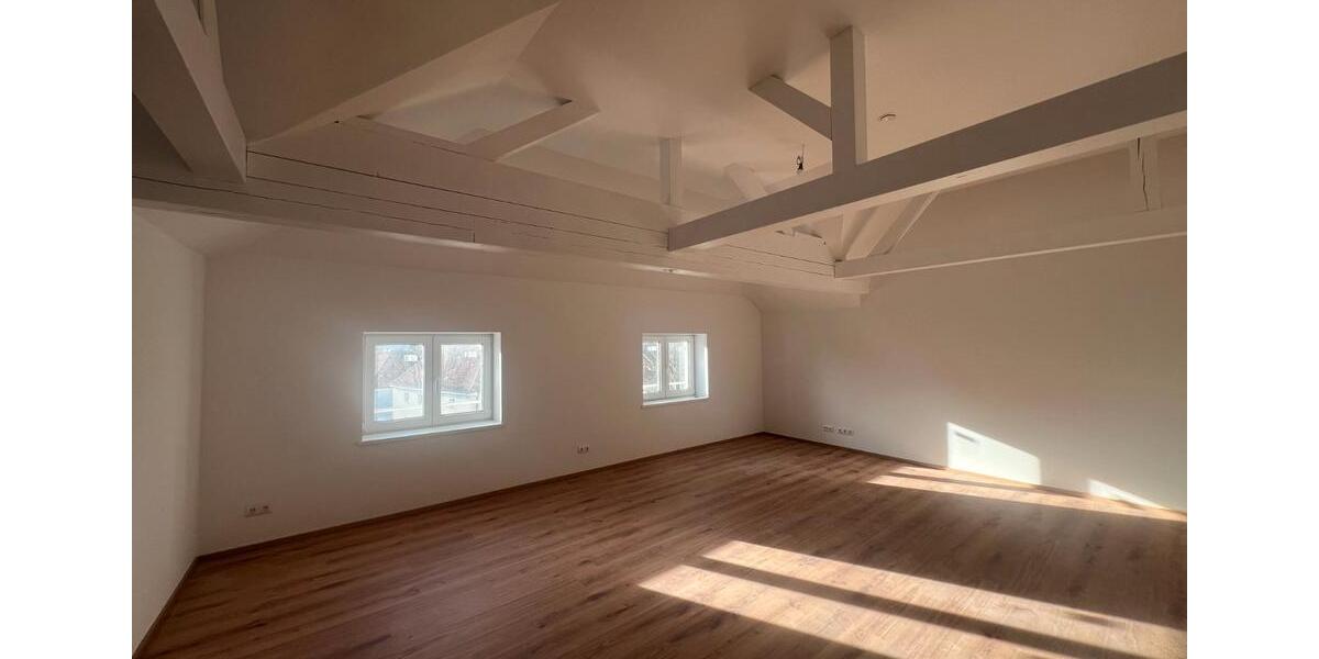 Dachgeschoßwohnung Tirschenreuth - 3 Zimmer, 81 m&sup2;, 760&euro; | Angebot:26631640
