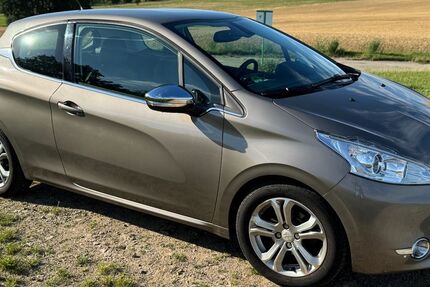 Peugeot 208 74.000 km 5.500 &euro; Ullersdorf 01454