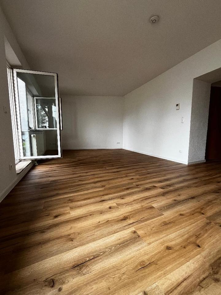 Helle, freundliche Wohnung im Erdgeschoss mit großer Terrasse zu vermieten!