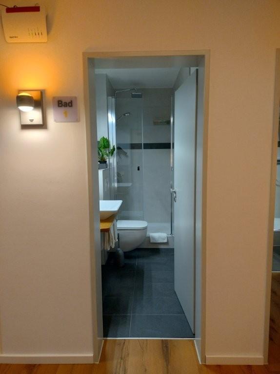 Verkauf eines kleinen Hotel garni in Köln voll genehmigter Beherbergungsbetrieb mit 8 Betten 4 Zimmern, studentisches Wohnen denkbar zimmer