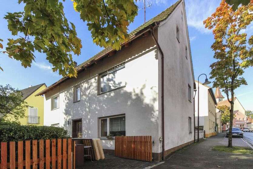 Haus zum Kaufen in Adelsdorf 190.000 € 150.18 m²
