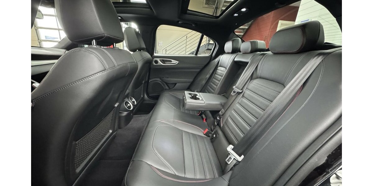 Alfa Romeo Giulia 2.0 Competizione Q4 Turbo Panoramadach 28.999 km 37.770 &euro; Lich 35423