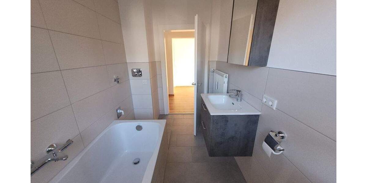 * CHARMANT - NEU RENOVIERT - SOFORT BEZUGSFÄHIG * schöne 3 Zi.-Wohnung mit GARAGE in SC-WOLKERSDORF 3 zimmer