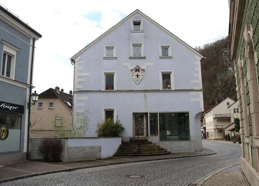 Haus zum Kaufen in Bad Berneck 349.000 € 520 m²