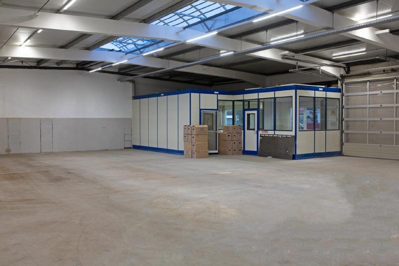 Gewerbehalle mit Büroeinheiten und Lagerfläche zimmer