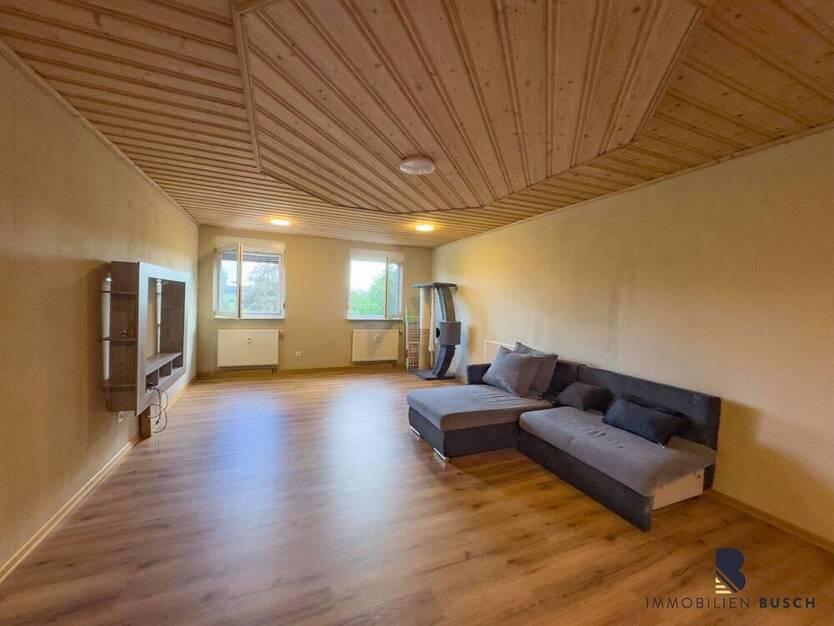 Familienfreundliches Dreifamilienhaus mit idyllischem Grundstück