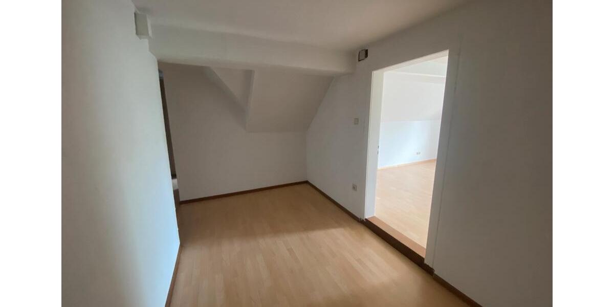 Dachgeschoßwohnung Delligsen - 4 Zimmer, 89 m&sup2;, 923&euro; | Angebot:26198056