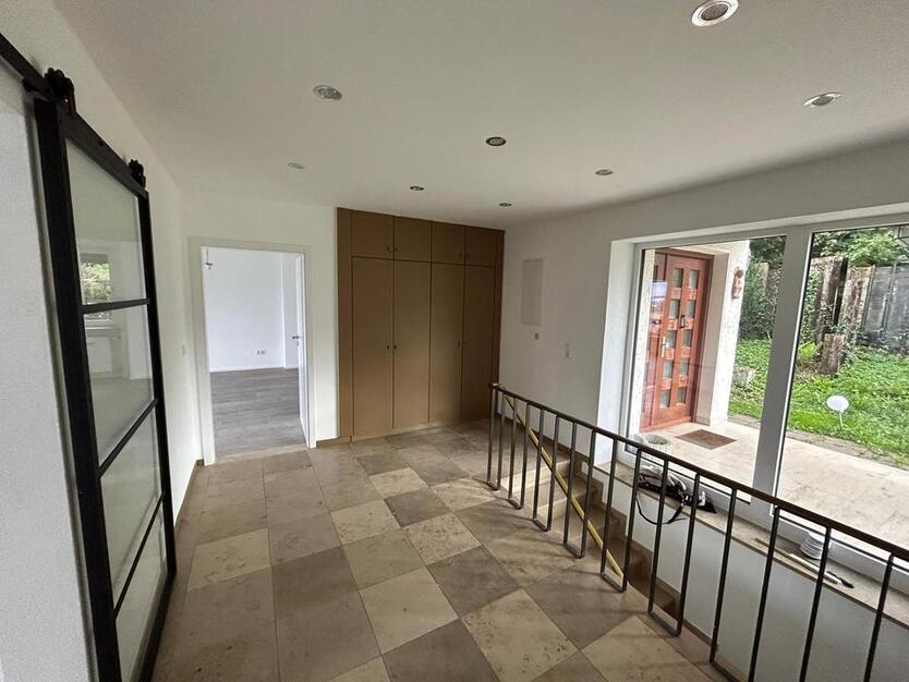 Renovierte 5 Zimmer Wohnung mit Balkon und Terrasse zur Miete