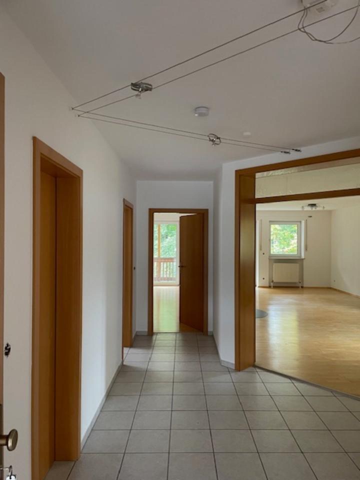 Schöne ruhige 3-Zim. Erdgeschoss Wohnung mit Autogarasche Exk zimmer