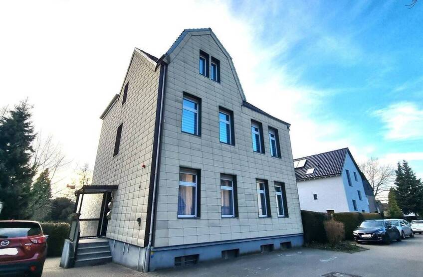 Freistehendes Ein-Zweifamilienhaus mit 9 Zimmern, 3 Bädern und ri