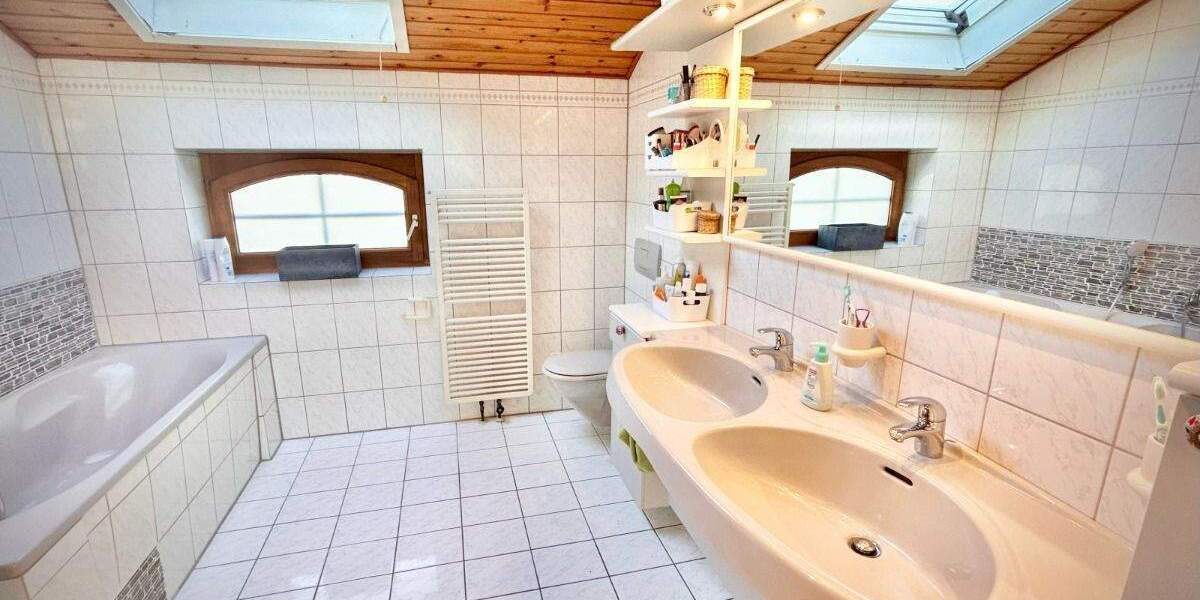 schönes, ruhiges und zentral gelegenes Einfamilienhaus mit zwei Garagen zu verkaufen 1 zimmer