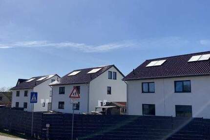 + Doppelhaushälfte mit schönem Gartengrundstück + Carport + 6 zimmer