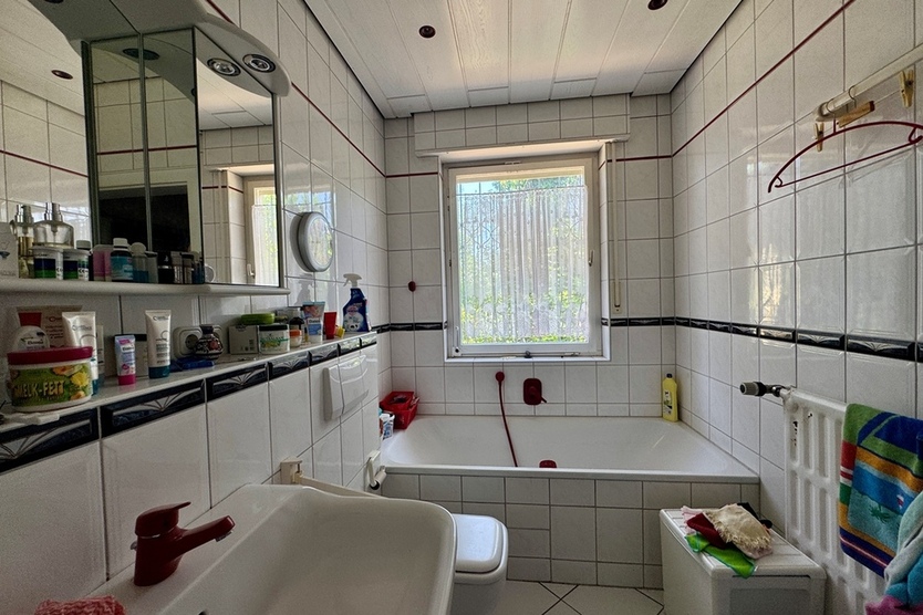 Oberursel - Oberstedten: Großzügiges Grundstück mit Altbestand! 3.5 zimmer