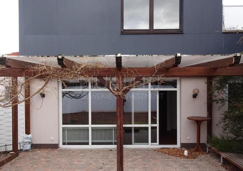 Vielseitige Gewerberäume für Büro; Praxis und Wohnen mit Terrasse und Garten