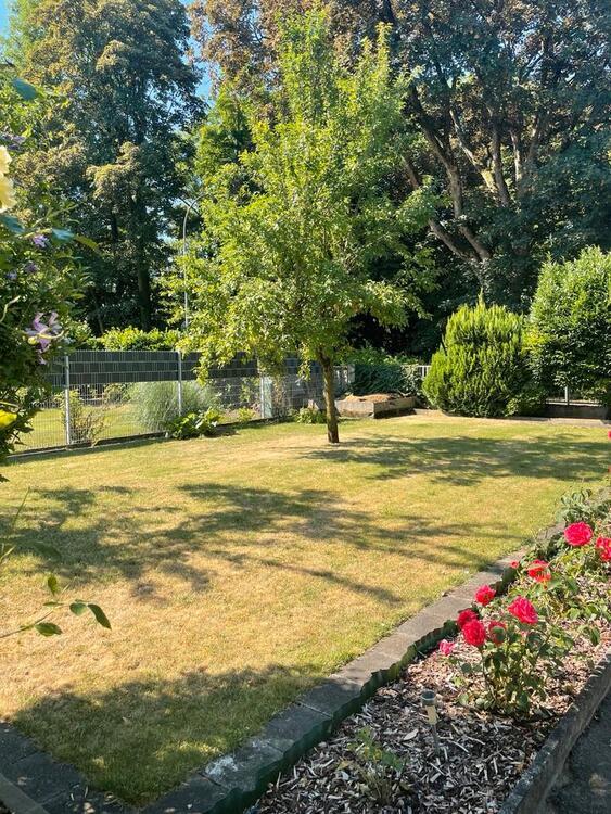 Doppelhaushälfte mit großem Grundstück in Frankfurt Harheim
