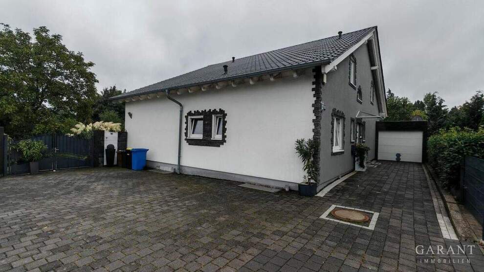 Exklusives Dreifamilienhaus von 2011 mit Wärmepumpe, Solar & 1.510 qm Grundstück 9 zimmer