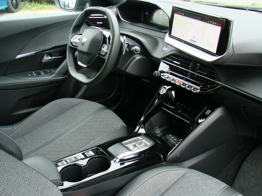 Peugeot 2008 1.2 Allure ACC MirrorLink Kamera LED 16.743 km 20.980 € Falkensee 14612