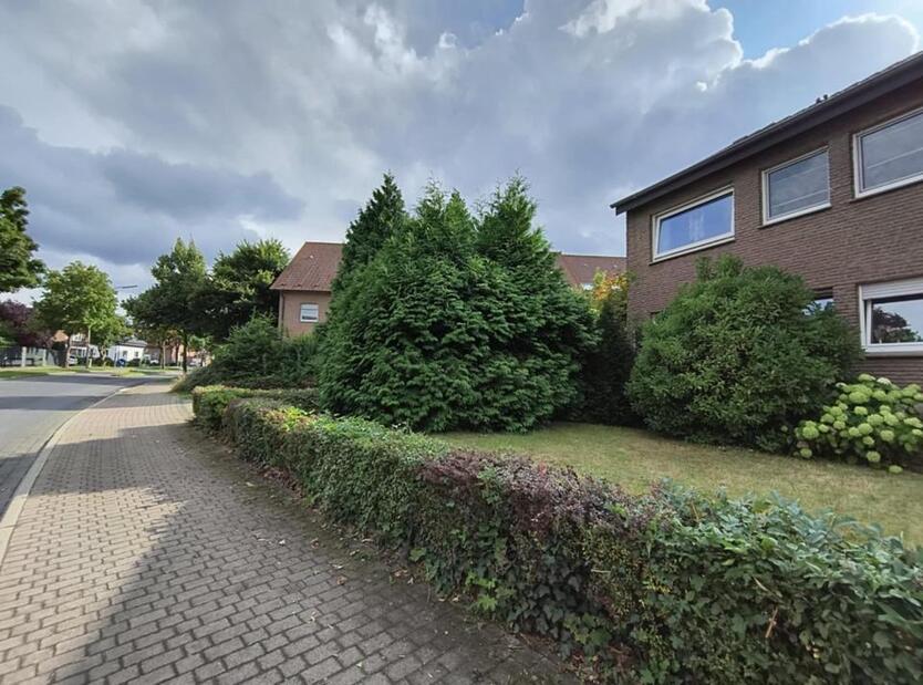 Zweifamilienhaus in Selm 183 qm OG vermietet EG frei 889 qm insg.