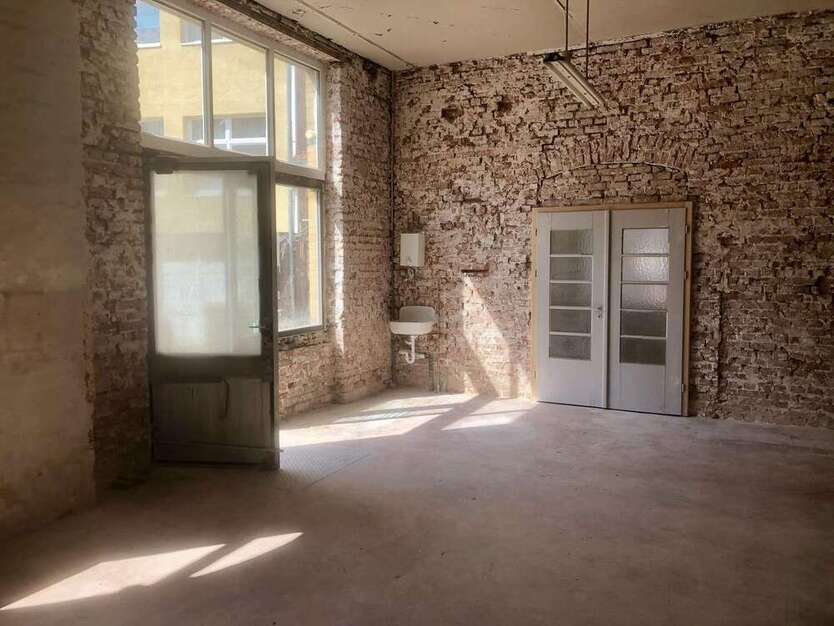 Halle in Erfurt 700 €