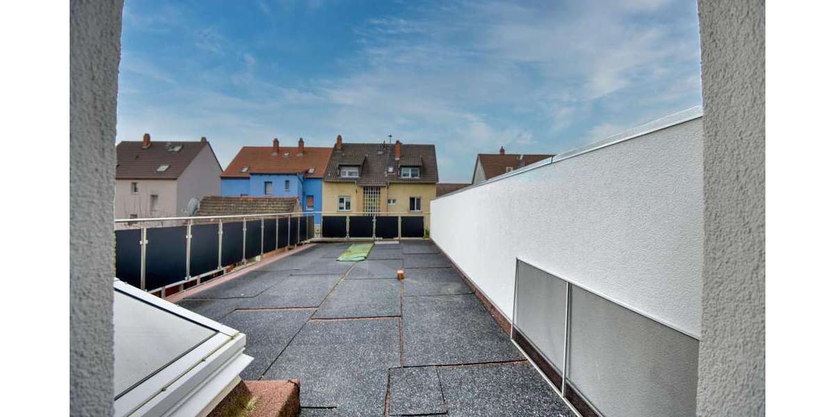 Bezugfsfreie 6 ZKBB mit XL-Panoramaterrasse & Gemeinschaftsgarten Gepflegtes 2FH mit Garage - Etagenwohnung Mannheim Sandhofen | Angebot:26757726