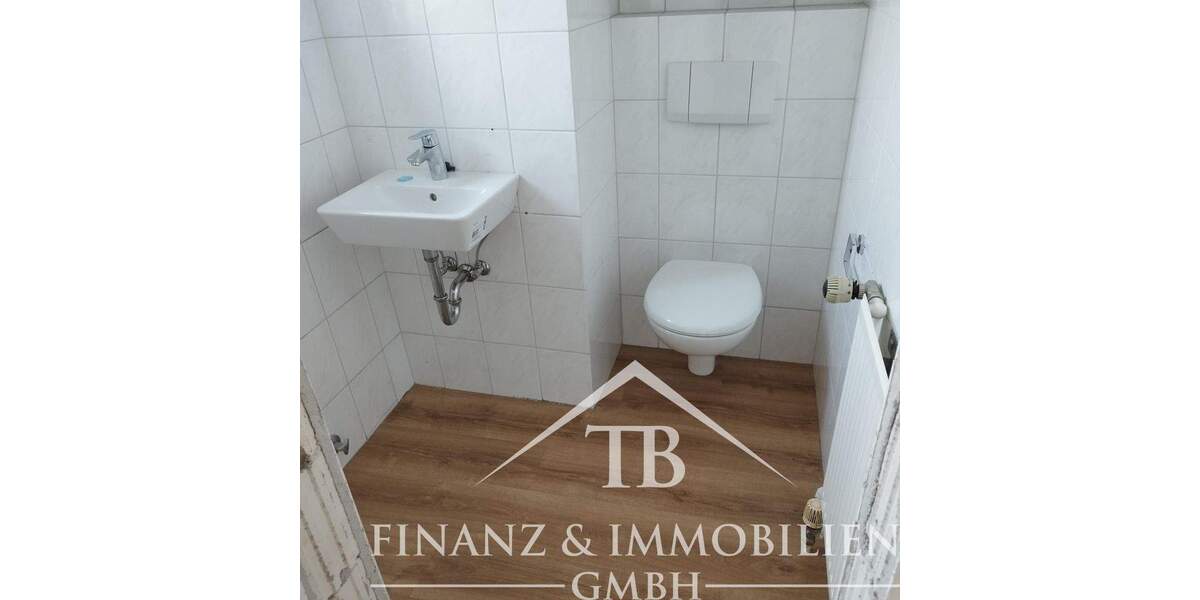 Neu renovierte Doppelhaushälfte in ruhiger und beliebter Lage - mit massiver Garage 4 zimmer