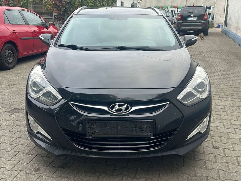 Hyundai i40 327.000 km 2.450 € Berlin 13353