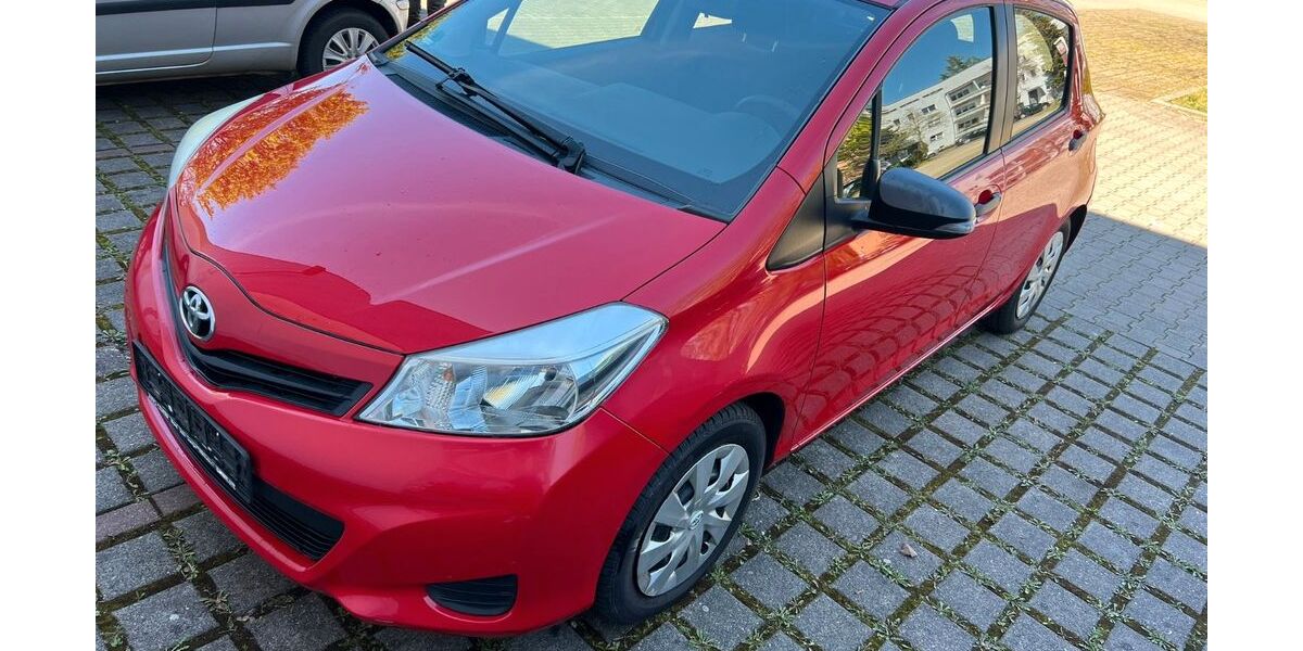 Toyota Yaris 143.000 km 5.555 &euro; Dresden 01139