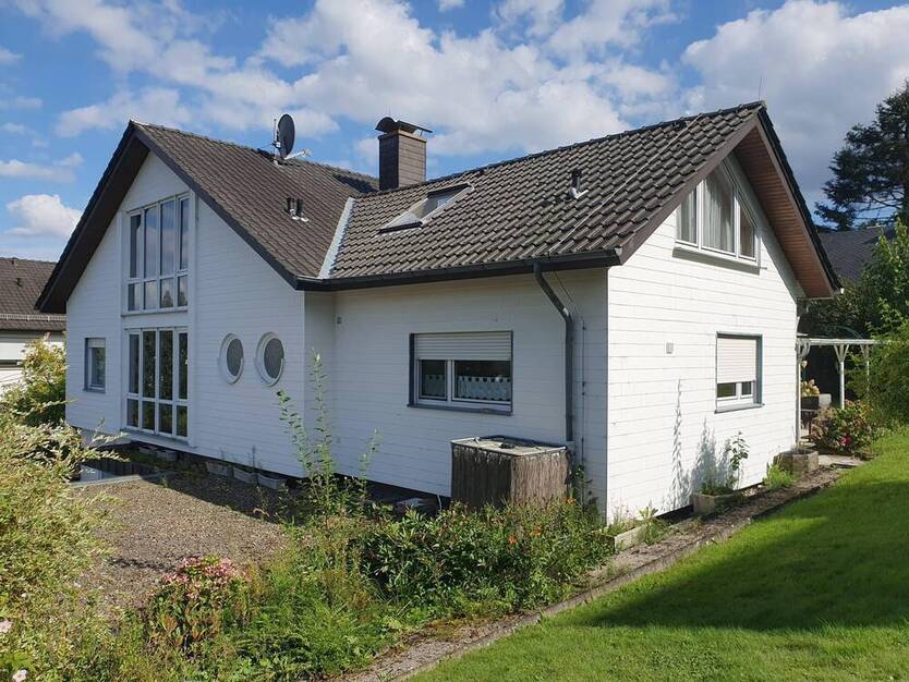 Einfamilien-Wohnhaus mit EinliegerWohnung u. Garagengebäude mit Carport von Detmold-OT Heiligenkirchen-10 km von Augustdorf