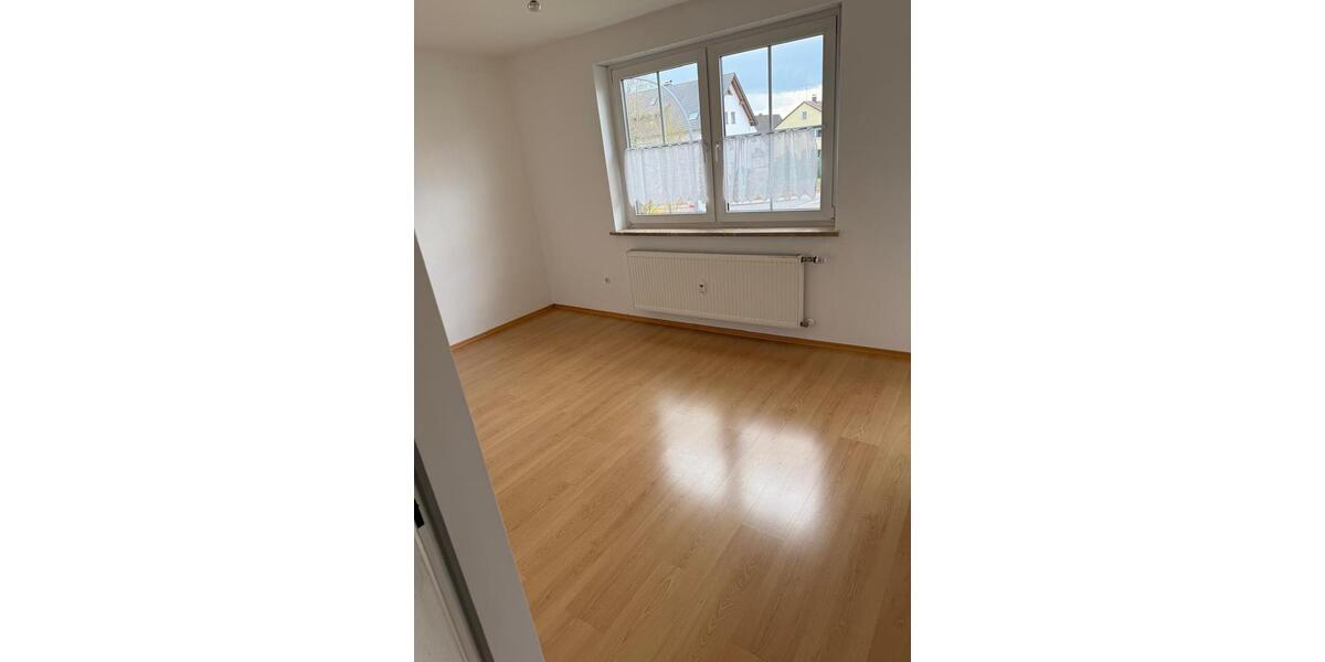Etagenwohnung Schwarzenfeld - 3 Zimmer, 72 m&sup2;, 560&euro; | Angebot:26699667