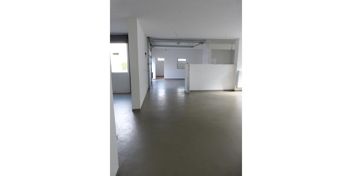 Gewerbehalle mit Büro, Garagen und Sozialräumen 170 qm zimmer
