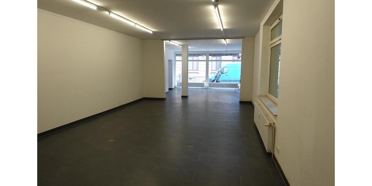 Ladengeschäft im Eingangsbereich zur Fußgängerzone zimmer