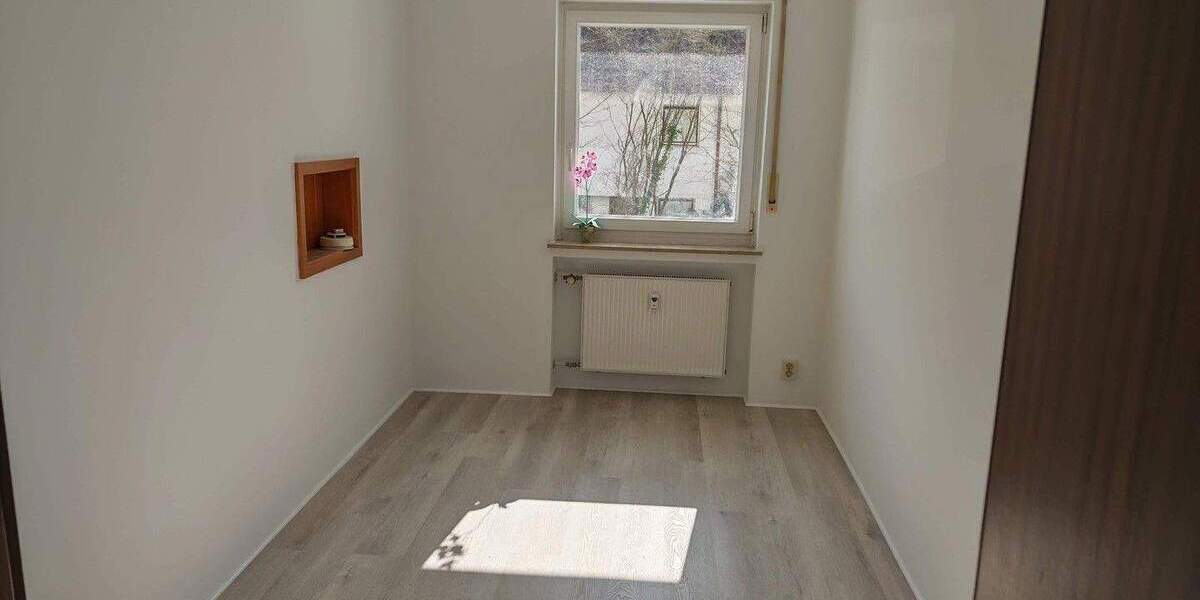 Etagenwohnung Uttenreuth - 3 Zimmer, 89 m&sup2;, 1.200&euro; | Angebot:25387068