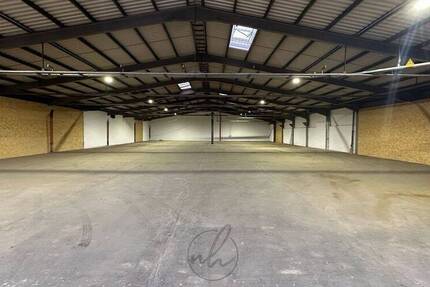 ebenerdige 1.300 m² Lagerfläche mit WC, Büro und Rolltor in Winsen (Luhe)