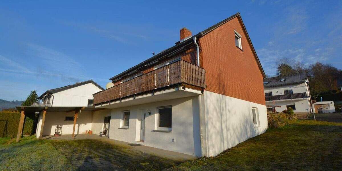 Ruhig gelegenes Wohnhaus mit Balkon, Terrasse, Garage, Carport und Aussicht in Gerolstein-Müllenborn 5 zimmer