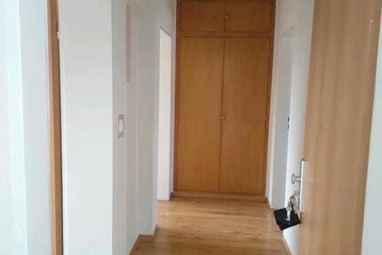 3 Zimmermit Balkon UND KÜCHE EINBAUSCHRÄNKE zimmer